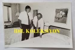 EROL SABANCI'NIN ORİJİNAL FOTOĞRAFI - 18 x 12 cm EBADINDA - AKBANK YÖNETİM KURULU İKİNCİ BAŞKANI EROL SABANCI KENDİ OTELİNDE YATAKLARI KONTROL EDERKEN ÇEKİLMİŞ BİR KARE