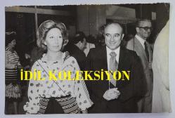 EROL SABANCI'NIN ORİJİNAL FOTOĞRAFI - 18 x 12 cm EBADINDA - AKBANK YÖNETİM KURULU İKİNCİ BAŞKANI EROL SABANCI, EŞİ BELKIS SABANCI İLE BİRLİKTE HİLTON'DAKİ BİR DAVETİYEYE TEŞRİF EDERKEN ÇEKİLMİŞ BİR KARE