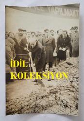 EROL SABANCI'NIN ORİJİNAL FOTOĞRAFI - 18 x 12 cm EBADINDA - AKBANK YÖNETİM KURULU İKİNCİ BAŞKANI EROL SABANCI, AKBANK ADINA KABATAŞ'TA İNŞA EDİLMEYE BAŞLANAN ÜSTGEÇİT İÇİN TEMEL ATMA TÖRENİNDE İLK BETONU DÖKERKEN ÇEKİLMİŞ BİR KARE. 22 OCAK 1983