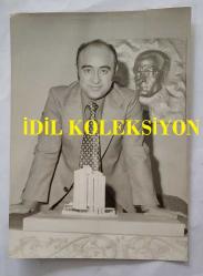 EROL SABANCI'NIN ORİJİNAL FOTOĞRAFI - 17,5 x 13 cm EBADINDA - AKBANK YÖNETİM KURULU İKİNCİ BAŞKANI EROL SABANCI, BİR BİNA MAKETİNİN ÖNÜNDE KADRAJA POZ VERİRKEN ÇEKİLMİŞ BİR KARE