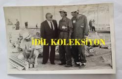 EROL SABANCI'NIN ORİJİNAL FOTOĞRAFI - 18 x 12 cm EBADINDA - AKBANK YÖNETİM KURULU İKİNCİ BAŞKANI EROL SABANCI BİR ŞANTİYEDE İŞÇİLERLE KONUŞURKEN ÇEKİLMİŞ BİR KARE