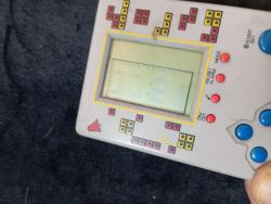 VİNTAGE EL ATATİSİ. EKRANA ÇOK AZ GÖRÜNTÜ GELİYOR ANCAK ÇALIŞMIYOR.  Detaylı resimler eklenmiştir  Resimlerdeki haliyle KOLEKSiYONLUK Dekorluk  Bakın yapılırsa belki kullanılabilir. Haliyle