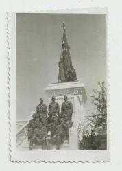 1951 DUMLUPINAR ZAFER ABİDESİ ÖNÜNDE KEPLİ ASKERLER KÜÇÜK EBAT FOTOĞRAF...