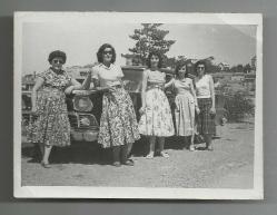 1 ESKİ OTOMOBİL,5 GÜZEL HANIM,5 FARKLI ETEKLİK KÜÇÜK EBAT FOTOĞRAF...