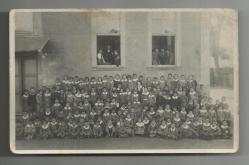 ÖDEMİŞ MEKTEBİ ÖĞRENCİLERİNİN KALABALIK FOTOĞRAFI...