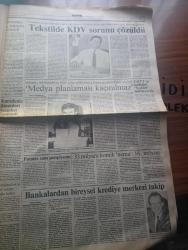 Güneş Gazetesi - Turkish Newspaper - 7 Temmuz 1990 - 447'si Türk toplam 1426 acının tünelde öldüğü mekke'den Oktay Özeskici bildiriyor - Devlet bakanı Cemil Çiçek Suudi yetkililerden kimlik belirleme çalışmalarına hız verilmesini istedi - kimliği belirleyen ölü ve kayıp Türk hacıları - arnavutluk'ta özgürlük isyanı - Başbakan Yıldırım Akbulut ve Yunanistan Başbakanı Konstantin Mitsotakis Londra'da 1,5 saat görüştü fotoğraf - Kızılordu sert çıktı - Kurban bayramında parası olan güneyde stres attı dar gelirli kabuğundan çıkamadı fotoğraf - kolektif tükenişe doğru yazan İsmail Cem - Lenin'in partisi nereye gidiyor yazan Cengiz Çandar - soğuk Savaş tarihe gömüldü - Boris Yeltsin kongreye savaş açtı - Sinemanın büyük ustalarından John Huston toplu gösterisinin ilk filmi affedilmeyenler - Dünya Kupası özel müzik programı - Ediz Hun kadın ve erkeğin eşitliğine yürekten inanırım fotoğraf - hapishane mektuplarım yazan Füsun Erbulak - reklamcılar Derneği Başkanı Ersin Salman - Wimbledon