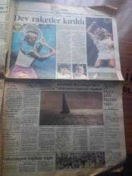 Güneş Gazetesi - Turkish Newspaper - 7 Temmuz 1990 - 447'si Türk toplam 1426 acının tünelde öldüğü mekke'den Oktay Özeskici bildiriyor - Devlet bakanı Cemil Çiçek Suudi yetkililerden kimlik belirleme çalışmalarına hız verilmesini istedi - kimliği belirleyen ölü ve kayıp Türk hacıları - arnavutluk'ta özgürlük isyanı - Başbakan Yıldırım Akbulut ve Yunanistan Başbakanı Konstantin Mitsotakis Londra'da 1,5 saat görüştü fotoğraf - Kızılordu sert çıktı - Kurban bayramında parası olan güneyde stres attı dar gelirli kabuğundan çıkamadı fotoğraf - kolektif tükenişe doğru yazan İsmail Cem - Lenin'in partisi nereye gidiyor yazan Cengiz Çandar - soğuk Savaş tarihe gömüldü - Boris Yeltsin kongreye savaş açtı - Sinemanın büyük ustalarından John Huston toplu gösterisinin ilk filmi affedilmeyenler - Dünya Kupası özel müzik programı - Ediz Hun kadın ve erkeğin eşitliğine yürekten inanırım fotoğraf - hapishane mektuplarım yazan Füsun Erbulak - reklamcılar Derneği Başkanı Ersin Salman - Wimbledon