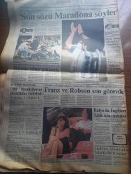 Güneş Gazetesi - Turkish Newspaper - 7 Temmuz 1990 - 447'si Türk toplam 1426 acının tünelde öldüğü mekke'den Oktay Özeskici bildiriyor - Devlet bakanı Cemil Çiçek Suudi yetkililerden kimlik belirleme çalışmalarına hız verilmesini istedi - kimliği belirleyen ölü ve kayıp Türk hacıları - arnavutluk'ta özgürlük isyanı - Başbakan Yıldırım Akbulut ve Yunanistan Başbakanı Konstantin Mitsotakis Londra'da 1,5 saat görüştü fotoğraf - Kızılordu sert çıktı - Kurban bayramında parası olan güneyde stres attı dar gelirli kabuğundan çıkamadı fotoğraf - kolektif tükenişe doğru yazan İsmail Cem - Lenin'in partisi nereye gidiyor yazan Cengiz Çandar - soğuk Savaş tarihe gömüldü - Boris Yeltsin kongreye savaş açtı - Sinemanın büyük ustalarından John Huston toplu gösterisinin ilk filmi affedilmeyenler - Dünya Kupası özel müzik programı - Ediz Hun kadın ve erkeğin eşitliğine yürekten inanırım fotoğraf - hapishane mektuplarım yazan Füsun Erbulak - reklamcılar Derneği Başkanı Ersin Salman - Wimbledon