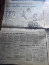 Güneş Gazetesi - Turkish Newspaper - 26 Ekim 1990 - İmam hatipler büyüyor - kaynaklar bakanı Fahrettin kurt istifa yok dedi - meclis türbanı kabul etti - TRT genel müdürü Kerim Aydın topun ağzında - Asil Nadir saçmalık belgeleri elimde - Kıbrıs'ta Rauf Denktaşsız çözüm olmaz - karaköy'ün genelevlerine yol göründü - Türk astronotu yol parası bulamadı - Maliye Bakanı Adnan Kahveci'yi dolandırmaya çalıştılar - Deniz Baykal'ın silahı Baykala döndü - TİKKO davasında sanıklara dayak - Benazir Butto sandıkta hizmete uğradı - Körfez krizi Kıbrıs ve Asil Nadir yazan Cengiz Çandar - Anais Nin'in 1944 de yayınlanan cam fanusun altında adlı kitabı Türkçede fotoğraf - merakla beklenen oyun Theope - Çılgın Orton yazan Haldun Dormen - Fenerbahçe'nin Atalanta yenilgisi sonrası ortak fikir Rıdvan Dilmen baştan oynamalıydı - Galatasaray teknik direktörü Mustafa Denizli Fenerbahçe'nin turu şansı var dedi - yenilgiden daha acısı yazan Bedri Baykam - teniste Agassi şoku - Hafız Süleymanoğlu kampta