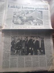 Güneş Gazetesi - Turkish Newspaper - 10 Ekim 1990 - İçişleri Bakanı Abdulkadir Aksu Turan Dursun Hiram Abas ve Bahriye Üçok'un katillerini yakalatanlara 250'şer milyon vadetti - Bahriye Üçok'un cenazesinde laiklik gösterisi fotoğraf - Güneş Taner Dışişleri Bakanı olma Arzum yok - polis İslami örgütlere ajan sokmadı - Saddam'ın yeni silah taş füzesi - müttefik kuvvetler Saros'a çıktı - Efes müzesi'nde çatal bıçak sesi - Kore gazileri hayatında gazisi - 2000'e doğru dergisi tazminata mahkum oldu - Bahriye Üçok denizi yazan Uluç Gürkan - ANAP irtica önergesini reddetti - filistinliler ayakta - satrançta iki evde rakip Kasparov ile Karpov yenişemiyor - Al Pacino ile Ellen Barkin'li aşk denizi filmi - Murat Karayalçın muradına erdi - holdingler marketçiliğe soyundu - Roma takımında doping skandalı - Fenerbahçe'de yıldızlar Hiddink'e karşı fotoğraf - Galatasaray Romen Pena'yı beğendi - Yusuf ve Piontek yazan Hıncal Uluç - Beşiktaş başkanı Süleyman Seba sertleşti - Fenerbahçe'de birleşik grup