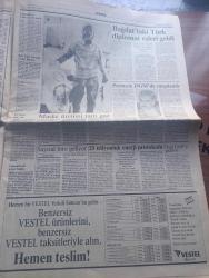 Güneş Gazetesi - Turkish Newspaper - 23 Ağustos 1990 - Turgut Özal Savaş ihtimali uzak değil dedi - Milli Savunma Bakanı Safa Giray körfez'e asker göndermemiz mümkün - sığınaklar kapıcı dairesi oldu - Senatör Robert Byrd Turgut Özal'a Bush'tan mesaj getirdi - ünlü organizatör Hayri Küçük otomobilinde eroinle yakalandı -  olayı adı karışan ilk isim Küçük Emrah oldu - TÜSİAD Başkanı Cem Boyner için takipsizlik - İyon uygarlığı dozer altında - Doğu Perinçek DGM'de yargılandı - Semra Özal Zile'de söz verdi il olmak hakkınız - Süleyman Demirel sordu Bülent Ecevit'in meclis dışında kalması yazık değil mi - Gaz Maskesi üretimi tam gaz - sayısal loto geliyor - Saddam CIA'nın boy hedefi - Ediz Hun Ben asimile bir Çerkesim dedi Fotoğrafı - bulunmaz tiyatro oyuncuları her gün istiklal caddesinde Fotoğrafı - Maliye Bakanı Adnan Kahveci - NBA'in gelmiş geçmiş en iyi smaç atan oyuncusu Michael Jordan Fotoğrafı - 40 milyonluk at yarışını Berkoş faulle kazandı - Trabzonspor rövanşı düşündü Fotoğrafı