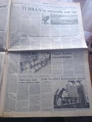 Güneş Gazetesi - Turkish Newspaper - 30 Ağustos 1990 - Irak'tan gizli Barış planı - Petrol dışarıda ucuzladı içte zamlı satılıyor - Devlet bakanı Işın Çelebi'den Bağdat mama ve ilaç istedi - Los Paraguayos topluluğu ile tanışıklığı çok eski senelere dayanan Gönül Yazar Fotoğrafı - askerliği hayır'a beraat - Turgut Özal teğmenleri izledi Fotoğrafı - SHP Genel Başkanı Erdal İnönü dün Filistin Kurtuluş Örgütünün yeni temsilcisi Fuat Yasin ile bir süre görüştü - Şanlıurfa'nın Refah Partili Belediye Başkanı İbrahim Halil Çelik ANAP'a geçmiyor - Arafat'tan arabuluculuk girişimi - Saddam ölüm tüccarı yazan James Adams Yazı Dizisi - Lavrion kampında siyasetin yerini fakirlik aldı fotoğraf - Demir Özlü'nün bir küçük burjuva'nın gençlik yılları kitabı Fotoğrafı - futbol TRT'yi zora soktu - Ankara Birlik tiyatrosu oyuncuları Pir Sultan Abdal'ın bir sahnesinde Fotoğrafı - TURBAN'ın satışında son tur - futbolcu Tanju Çolak çok hırslı gözüktü Fotoğrafı - 3 5 2 fena çarpıyor -Galatasaraylılar Derneği