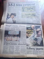Güneş Gazetesi - Turkish Newspaper - 30 Ağustos 1990 - Irak'tan gizli Barış planı - Petrol dışarıda ucuzladı içte zamlı satılıyor - Devlet bakanı Işın Çelebi'den Bağdat mama ve ilaç istedi - Los Paraguayos topluluğu ile tanışıklığı çok eski senelere dayanan Gönül Yazar Fotoğrafı - askerliği hayır'a beraat - Turgut Özal teğmenleri izledi Fotoğrafı - SHP Genel Başkanı Erdal İnönü dün Filistin Kurtuluş Örgütünün yeni temsilcisi Fuat Yasin ile bir süre görüştü - Şanlıurfa'nın Refah Partili Belediye Başkanı İbrahim Halil Çelik ANAP'a geçmiyor - Arafat'tan arabuluculuk girişimi - Saddam ölüm tüccarı yazan James Adams Yazı Dizisi - Lavrion kampında siyasetin yerini fakirlik aldı fotoğraf - Demir Özlü'nün bir küçük burjuva'nın gençlik yılları kitabı Fotoğrafı - futbol TRT'yi zora soktu - Ankara Birlik tiyatrosu oyuncuları Pir Sultan Abdal'ın bir sahnesinde Fotoğrafı - TURBAN'ın satışında son tur - futbolcu Tanju Çolak çok hırslı gözüktü Fotoğrafı - 3 5 2 fena çarpıyor -Galatasaraylılar Derneği
