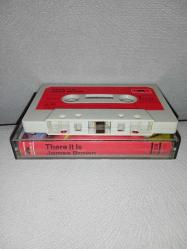 Kaset James Brown there it is albümü. orijinal 1972 Almanya Kağıt Baskı. Tertemiz. sorunsuz çalışıyor NADİR koleksiyonluk
