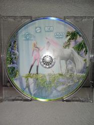 DVD Barbie kız kardeşleri at binicilik okulu. Orijinal Türkçe dublaj. çalışmasını etkilemeyen yoğun çizikler var sorunsuz çalışıyor. kartoneti yok