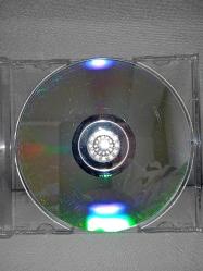 DVD Barbie kız kardeşleri at binicilik okulu. Orijinal Türkçe dublaj. çalışmasını etkilemeyen yoğun çizikler var sorunsuz çalışıyor. kartoneti yok