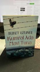 KUMRAL ADA MAVİ TUNA - BUKET UZUNER - EVEREST YAYINLARI 48. BASIM 2011 - KİTABIN ÜSTÜNDE UFAK BİR DİRÇİLME VAR FOTOĞRAFLARA İYİ BAKALIM HALİYLE....