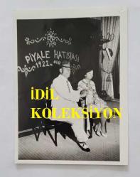 SAKIP SABANCI'NIN ORİJİNAL FOTOĞRAFI - 12 x 9 cm EBADINDA - SAKIP SABANCI,EŞİ TÜRKAN SABANCI'YLA BİRLİKTE PİYALE HATIRASI POZU VERİRKEN ÇEKİLMİŞ BİR KARE