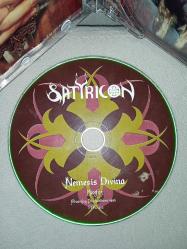 Cd Satyricon nemesis divina 1996. Orijinal. Yabancı baskı. Dinlemeyi etkilemeyen yoğun çizikler var. Sorunsuz çalışıyor. NADİR