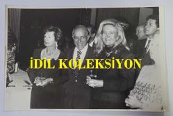 SAKIP SABANCI'NIN ORİJİNAL FOTOĞRAFI - 18 x 12 cm EBADINDA - SAKIP SABANCI BİR DAVETİYEDE EŞİ TÜRKAN SABANCI'YLA YAN YANA DURURKEN ÇEKİLMİŞ BİR KARE