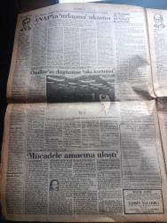Cumhuriyet Gazetesi - Turkish Newspaper - 25 Nisan 1991 - Kürdistan yurtseverler Birliği lideri Talabani sığınmacılara evlerine dönmeleri için çağrı yaptı - Kürtler Saddam'la anlaştı - sığınmacılar için kamp yerini Turgut Özal önerdi - Boris Yeltsin Gorbaçov geriye dönemez - SHP DYP farklı Ses - Turgut Özal'dan tehdit THY Kapanır - Yalabık yazan Uğur Mumcu - Sezarın hakkı yazan İlhan Selçuk - 8. Ankara sanat festivali - Baba 3 filminin setinden Al Pacino Fotoğrafı - Aşiyan müzesine 250 milyonluk makyaj - Orhan Pamuk fotoğraf - Kayahan konseri Hilton'da - Ahmet Arif Rahmi Saltuk İstanbul konseri - Koç holdinge bağlı  işyerleri bombalandı - 80 yıllık Çınar Rıfat Ilgaz yazan Necati Güngör Yazı Dizisi - Galatasaray'ın hedefi Avrupa - Mustafa Denizli - Yugoslav teknik direktör Tomislav İviç Fenerbahçe'ye gelebilirim dedi - Eczacıbaşı bayan voleybol takımı antrenörü Cengiz Göllü fotoğraf - Ankaragücü kalecisi Zalad Beşiktaş çok disiplinli dedi Fotoğrafı - Trabzonspor arayış içinde