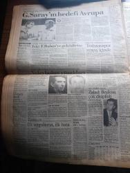 Cumhuriyet Gazetesi - Turkish Newspaper - 25 Nisan 1991 - Kürdistan yurtseverler Birliği lideri Talabani sığınmacılara evlerine dönmeleri için çağrı yaptı - Kürtler Saddam'la anlaştı - sığınmacılar için kamp yerini Turgut Özal önerdi - Boris Yeltsin Gorbaçov geriye dönemez - SHP DYP farklı Ses - Turgut Özal'dan tehdit THY Kapanır - Yalabık yazan Uğur Mumcu - Sezarın hakkı yazan İlhan Selçuk - 8. Ankara sanat festivali - Baba 3 filminin setinden Al Pacino Fotoğrafı - Aşiyan müzesine 250 milyonluk makyaj - Orhan Pamuk fotoğraf - Kayahan konseri Hilton'da - Ahmet Arif Rahmi Saltuk İstanbul konseri - Koç holdinge bağlı  işyerleri bombalandı - 80 yıllık Çınar Rıfat Ilgaz yazan Necati Güngör Yazı Dizisi - Galatasaray'ın hedefi Avrupa - Mustafa Denizli - Yugoslav teknik direktör Tomislav İviç Fenerbahçe'ye gelebilirim dedi - Eczacıbaşı bayan voleybol takımı antrenörü Cengiz Göllü fotoğraf - Ankaragücü kalecisi Zalad Beşiktaş çok disiplinli dedi Fotoğrafı - Trabzonspor arayış içinde
