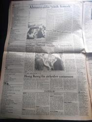 Cumhuriyet Gazetesi - Turkish Newspaper - 22 Ekim 1990 - ANAP'ta zor hafta - İstanbul dün yine 5 yılda bir yaşanan o sayım sessizliğine büründü Fotoğrafı - New York'ta ABD'nin Körfez savaşı'na karşı düzenlenen mitingde Vietnam gazileri de yürüdüler - NATO genel sekreteri Manfred Wörner AKKUM yorumu Türkiye neden veto etsin - Türk İş Genel Başkanı Şevket Yılmaz eylemlerin hedefi iktidar - Asil Nadir iflasını mı isteyecek - tokyo'dan yazan Hasan Cemal - Filistin Kurtuluş Örgütünden misilleme - Hristiyan liderlerden Şamon öldürüldü - Türk Alman ortak yapımı İstanbul'da bir aşk dizisi bu akşam ekrana geliyor - Türkiye Avrupa tekvando şampiyonasında şampiyon oldu - futbolda şike iddiası bantta - makine ve karınca ressamı Mümtaz Yener - bakü'den izlenimler III yazan Oktay Akbal - Ortaoyuncuları  Ferhan Şensoy'un soyut padişah oyunu - Başbakan Yıldırım Akbulut İslami terör yok - Atatürkçü düşünce Derneği idamlara karşı imza kampanyası -TKPML'li Ali aktaş'ın kararı infazdan 5 gün sonra verildi