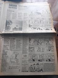 Cumhuriyet Gazetesi - Turkish Newspaper - 22 Ekim 1990 - ANAP'ta zor hafta - İstanbul dün yine 5 yılda bir yaşanan o sayım sessizliğine büründü Fotoğrafı - New York'ta ABD'nin Körfez savaşı'na karşı düzenlenen mitingde Vietnam gazileri de yürüdüler - NATO genel sekreteri Manfred Wörner AKKUM yorumu Türkiye neden veto etsin - Türk İş Genel Başkanı Şevket Yılmaz eylemlerin hedefi iktidar - Asil Nadir iflasını mı isteyecek - tokyo'dan yazan Hasan Cemal - Filistin Kurtuluş Örgütünden misilleme - Hristiyan liderlerden Şamon öldürüldü - Türk Alman ortak yapımı İstanbul'da bir aşk dizisi bu akşam ekrana geliyor - Türkiye Avrupa tekvando şampiyonasında şampiyon oldu - futbolda şike iddiası bantta - makine ve karınca ressamı Mümtaz Yener - bakü'den izlenimler III yazan Oktay Akbal - Ortaoyuncuları  Ferhan Şensoy'un soyut padişah oyunu - Başbakan Yıldırım Akbulut İslami terör yok - Atatürkçü düşünce Derneği idamlara karşı imza kampanyası -TKPML'li Ali aktaş'ın kararı infazdan 5 gün sonra verildi