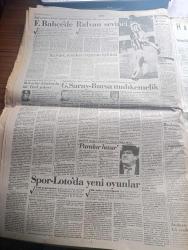 Cumhuriyet Gazetesi - Turkish Newspaper - 22 Ekim 1990 - ANAP'ta zor hafta - İstanbul dün yine 5 yılda bir yaşanan o sayım sessizliğine büründü Fotoğrafı - New York'ta ABD'nin Körfez savaşı'na karşı düzenlenen mitingde Vietnam gazileri de yürüdüler - NATO genel sekreteri Manfred Wörner AKKUM yorumu Türkiye neden veto etsin - Türk İş Genel Başkanı Şevket Yılmaz eylemlerin hedefi iktidar - Asil Nadir iflasını mı isteyecek - tokyo'dan yazan Hasan Cemal - Filistin Kurtuluş Örgütünden misilleme - Hristiyan liderlerden Şamon öldürüldü - Türk Alman ortak yapımı İstanbul'da bir aşk dizisi bu akşam ekrana geliyor - Türkiye Avrupa tekvando şampiyonasında şampiyon oldu - futbolda şike iddiası bantta - makine ve karınca ressamı Mümtaz Yener - bakü'den izlenimler III yazan Oktay Akbal - Ortaoyuncuları  Ferhan Şensoy'un soyut padişah oyunu - Başbakan Yıldırım Akbulut İslami terör yok - Atatürkçü düşünce Derneği idamlara karşı imza kampanyası -TKPML'li Ali aktaş'ın kararı infazdan 5 gün sonra verildi