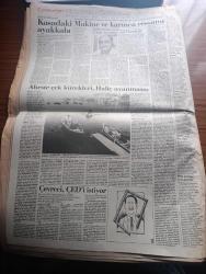 Cumhuriyet Gazetesi - Turkish Newspaper - 22 Ekim 1990 - ANAP'ta zor hafta - İstanbul dün yine 5 yılda bir yaşanan o sayım sessizliğine büründü Fotoğrafı - New York'ta ABD'nin Körfez savaşı'na karşı düzenlenen mitingde Vietnam gazileri de yürüdüler - NATO genel sekreteri Manfred Wörner AKKUM yorumu Türkiye neden veto etsin - Türk İş Genel Başkanı Şevket Yılmaz eylemlerin hedefi iktidar - Asil Nadir iflasını mı isteyecek - tokyo'dan yazan Hasan Cemal - Filistin Kurtuluş Örgütünden misilleme - Hristiyan liderlerden Şamon öldürüldü - Türk Alman ortak yapımı İstanbul'da bir aşk dizisi bu akşam ekrana geliyor - Türkiye Avrupa tekvando şampiyonasında şampiyon oldu - futbolda şike iddiası bantta - makine ve karınca ressamı Mümtaz Yener - bakü'den izlenimler III yazan Oktay Akbal - Ortaoyuncuları  Ferhan Şensoy'un soyut padişah oyunu - Başbakan Yıldırım Akbulut İslami terör yok - Atatürkçü düşünce Derneği idamlara karşı imza kampanyası -TKPML'li Ali aktaş'ın kararı infazdan 5 gün sonra verildi