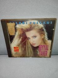 Cd Seyyal Taner alladı pulladı albümü. Orijinal 1992 Güneş plak dönem baskı. Diskte yoğun çizikler var. 4. şarkıda takılma yapıyor. Diğer şarkılar sorunsuz çalışıyor. Cd kabı ile Kartonette zamana bağlı sararmalar var