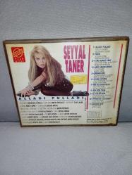 Cd Seyyal Taner alladı pulladı albümü. Orijinal 1992 Güneş plak dönem baskı. Diskte yoğun çizikler var. 4. şarkıda takılma yapıyor. Diğer şarkılar sorunsuz çalışıyor. Cd kabı ile Kartonette zamana bağlı sararmalar var