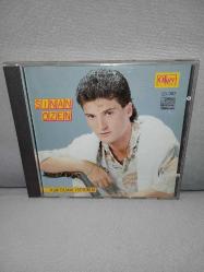 Cd Sinan Özen Aşık olmak istiyorum albümü. Orijinal 1991 pembe bandrollü dönem baskı. Diskte çizikler var. 14. şarkı çalışmıyor. Diğer şarkılar sorunsuz çalışıyor. Kartoneti iyi durumda