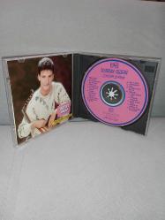 Cd Sinan Özen Aşık olmak istiyorum albümü. Orijinal 1991 pembe bandrollü dönem baskı. Diskte çizikler var. 14. şarkı çalışmıyor. Diğer şarkılar sorunsuz çalışıyor. Kartoneti iyi durumda