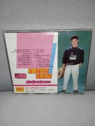 Cd Sinan Özen Aşık olmak istiyorum albümü. Orijinal 1991 pembe bandrollü dönem baskı. Diskte çizikler var. 14. şarkı çalışmıyor. Diğer şarkılar sorunsuz çalışıyor. Kartoneti iyi durumda