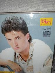 Cd Sinan Özen Aşık olmak istiyorum albümü. Orijinal 1991 pembe bandrollü dönem baskı. Diskte çizikler var. 14. şarkı çalışmıyor. Diğer şarkılar sorunsuz çalışıyor. Kartoneti iyi durumda