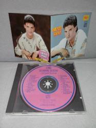 Cd Sinan Özen Aşık olmak istiyorum albümü. Orijinal 1991 pembe bandrollü dönem baskı. Diskte çizikler var. 14. şarkı çalışmıyor. Diğer şarkılar sorunsuz çalışıyor. Kartoneti iyi durumda