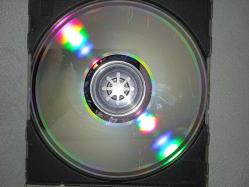 Cd Sinan Özen Aşık olmak istiyorum albümü. Orijinal 1991 pembe bandrollü dönem baskı. Diskte çizikler var. 14. şarkı çalışmıyor. Diğer şarkılar sorunsuz çalışıyor. Kartoneti iyi durumda