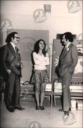 Ankara, Etkinlik Fotoğrafı, 1970’ler: Sergi alanında bir kadın ve iki erkek, teknik cihazlar ve DSİ panosu önünde ayakta sohbet ederken.