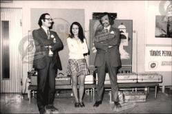 Ankara, Etkinlik Fotoğrafı, 1970’ler: Sergi salonunda bir kadın ve iki erkek, teknik cihazlar ve tanıtım panoları önünde ayakta.