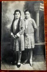 Kadınlar Temalı Dönem Fotoğrafı (Arkası Osmanlıca Yazılı)