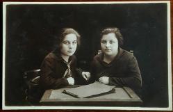 1927 Tarihli Kadınlar Temalı Dönem Fotoğrafı (Arkası Osmanlıca Damgalı ve Yazılı)