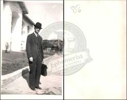 Sivil Portre, Fotoğraf, 1930’lar: Şapkalı ve takım elbiseli erkek, resmi bina yanında ayakta poz, el çantası detaylı.