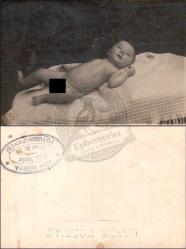 Bebek Portresi, Yeni Dünya Fotoğrafhanesi, Fotoğraf, 1930’lar: Battaniye üzerinde yatan bebek, çıplak poz, stüdyo çekimi, fotoğrafçı kaşeli arka yüz.