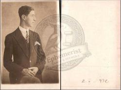 Stüdyo, Fotoğraf, 1930’lar: Kravatlı genç erkek, profilden çekilmiş klasik stüdyo portresi, takım elbise ve cep mendili detayı.