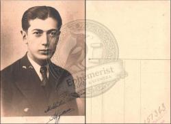 Stüdyo, Fotoğraf, 1933: Genç erkek portresi, takım elbise ve kravatla çekilmiş, fotoğraf üzerinde imza ve tarih notu.