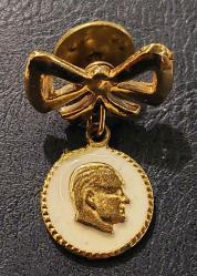 Atatürk Yaka Rozeti - Fiyonklu Broş Rozet, Altın Krom Kaplama/Beyaz Mineli.