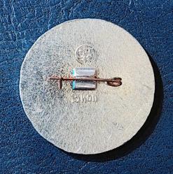 Rusya/SSCB, Aziz Demetrios Kilisesi Temalı Hatıra Yaka Rozeti. Kısaca: Eski Rus Kenti Vladimir'de Yer Alan Bir Katedraldir. 1191'de Vladimir-Suzdal Knezliği'nin Büyük Prensi Vsevolod the Big Nest'in Hükümdarlığı Sırasında Selanikli Aziz Demetrius'un Onuruna İnşa Edildi. İğneli Pim Bağlantı. Arka Yüzünde Üreticinin Damgası Mevcuttur. Alüminyum/Yeşil Renk Mineli. 1970'ler. (28 mm) Az Çıkar.