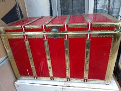 Antika Kırmızı Pirinç Kuşaklı Sandık – Dekoratif & Koleksiyonluk