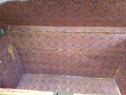 Antika Kırmızı Pirinç Kuşaklı Sandık – Dekoratif & Koleksiyonluk